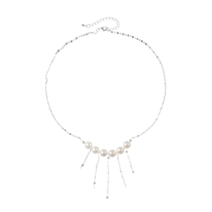 Collier élégant en argent avec six perles et pampilles pendantes sur un fond blanc uni