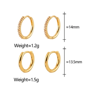 Détails de boucles d'oreilles créoles dorées avec zircons et finitions polies