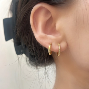 Ensemble de créoles minimalistes en or avec un anneau poli et un anneau serti de zircons
