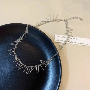 S925 zilveren franje ketting met geometrische metalen staven op een zwarte schaal