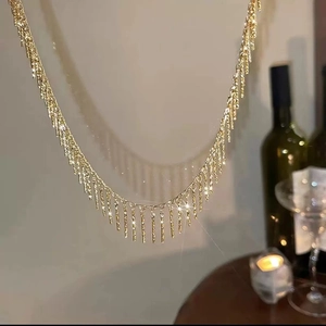 Detailopname van gouden franje ketting met glinsterende afwerking voor avondkleding