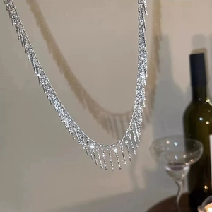 Macro-detail van de trapsgewijze zilveren kwastjesketting met glinsterende franjes
