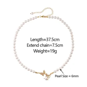 Élégant collier de perles à pendentif papillon avec zircone cubique sur fond blanc