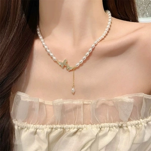 Collier élégant en perles avec pendentif papillon doré et pierres en zircon