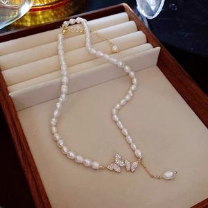 Collier en perles naturelles avec pendentifs papillons dorés et zircons micro-pave