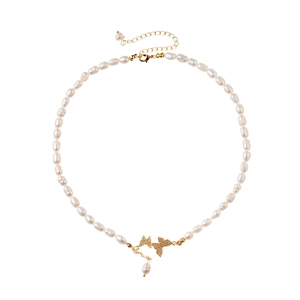 Collier élégant en perles naturelles avec pendentif papillon doré et fermoir ajustable