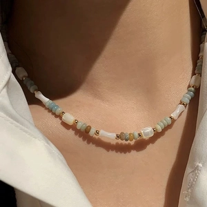 Ensemble collier en perles élégant avec tubes de nacre et pierres naturelles