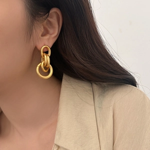Boucles d'oreilles créoles dorées géométriques avec anneaux imbriqués mats pour femmes