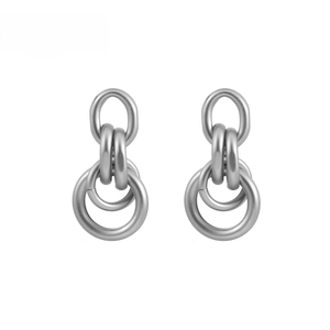 Boucles d'oreilles géométriques minimalistes en argent mat avec trois anneaux entrelacés