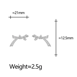 Vue détaillée des boucles d'oreilles nœud en argent avec zircons scintillants