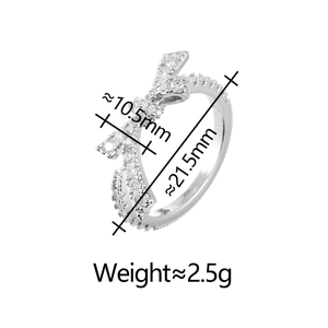Vue macro montrant les dimensions et le poids de la bague nœud argentée en zircon
