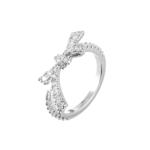 Vue détaillée d'une bague nœud en argent avec zircons étincelants sur un fond blanc pur