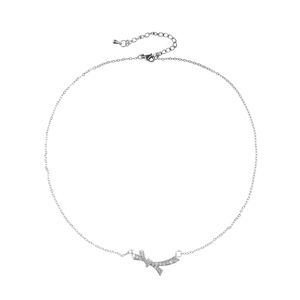 Détail du collier pendentif nœud en argent avec zircons brillants sur chaîne fine O