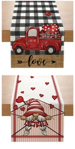 Dettaglio dei runner da tavola di San Valentino con camion rosso e motivi a gnomi