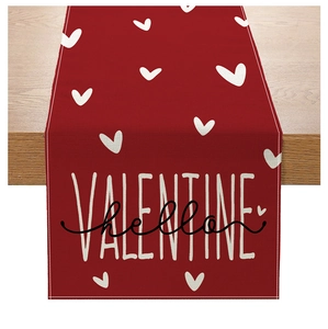 Dettaglio del runner da tavola rosso di San Valentino con cuori bianchi e testo stampato