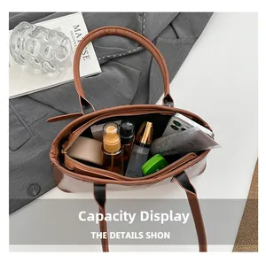 Draufsicht auf die Innenseite des Leder-Shoppers mit großem Stauraum für Essentials