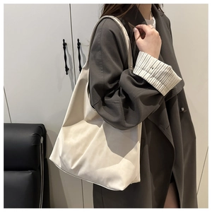 Gros plan sur le grand sac cabas blanc crème minimaliste avec bandoulière large