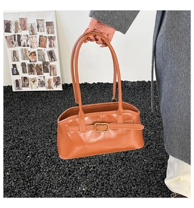 Detailansicht der braunen Vintage-Ledertasche mit Zierriemen und Metallschnalle