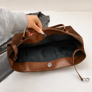 Détail de l'intérieur du sac cabas en daim avec fermoir magnétique et doublure noire spacieuse