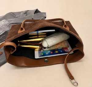 Intérieur spacieux d'un sac fourre-tout en velours côtelé marron avec articles du quotidien