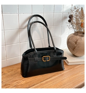 Detail der Retro Schultertasche aus schwarzem Kunstleder mit goldener Schnalle