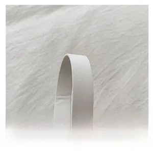 Gros plan sur la poignée en cuir blanc avec texture grainée et coutures de précision