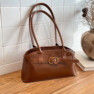 Retro Schultertasche aus PU-Leder in Karamell mit Goldschnalle und Doppelriemen