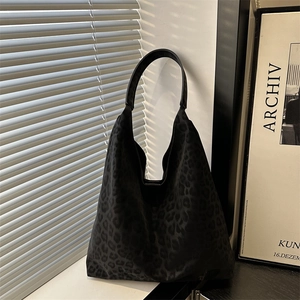 Grand sac cabas à imprimé léopard en feutre gris foncé au design minimaliste chic
