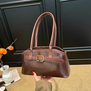 Retro-Schultertasche aus glänzendem braunem Leder mit goldener Schnalle und Riemen