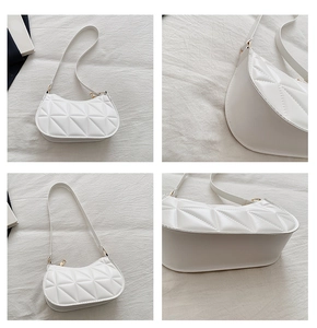 Vue détaillée du sac demi-lune blanc matelassé avec garniture dorée et texture en PU lisse