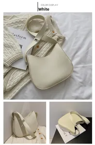 Vues détaillées d'un sac à bandoulière minimaliste en cuir blanc crème avec boucle argentée