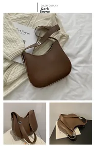 Détail d'un sac hobo demi-lune marron foncé en similicuir lisse avec bandoulière réglable