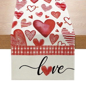 Runner da tavola di San Valentino con cuori rossi e scritta Love su finto lino