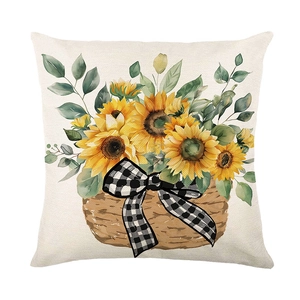 Housse de coussin tournesol avec panier tressé et nœud sur fond en lin crème