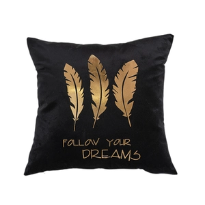 Schwarzer Samt-Kissenbezug mit goldener Federprägung und Follow Your Dreams Spruch