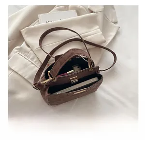 Détail de la capacité du sac à main en daim léopard montrant le rangement interne