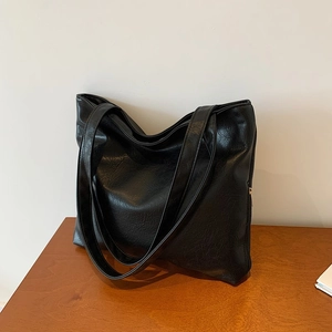 Minimalist large black PU leather tote bag with vintage texture for commuting
