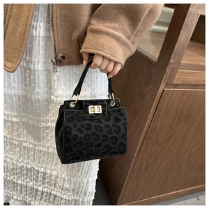 Détail du sac à main léopard avec fermoir tournant en métal et texture en daim élégante
