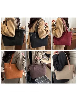 Mehrere Ansichten großer Retro-Tote-Taschen in verschiedenen Farben für den täglichen Weg