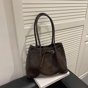 Retro large capacity tote bag in dark brown faux leather with elegant pendant detail