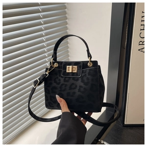 Détail d'un sac à bandoulière léopard avec fermoir doré et texture en velours doux