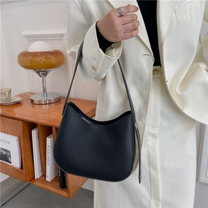 Sac hobo minimaliste en cuir noir mat élégant pour les trajets urbains quotidiens