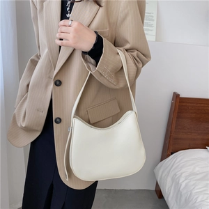 Sac hobo blanc minimaliste en similicuir texturé pour les déplacements quotidiens