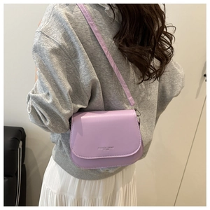 Detail of a lilac saddle bag in smooth PU leather with Fashion Trend logo print