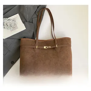 Détails du sac cabas en daim marron foncé avec boucle dorée et bandoulières élégantes