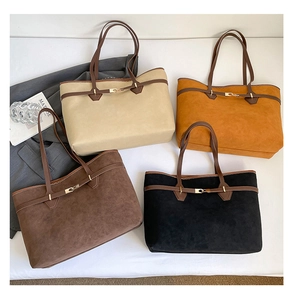 Détail de grands sacs cabas en beige orange marron et noir avec texture dépolie