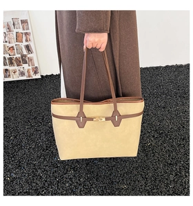 Vue détaillée du grand sac fourre-tout en daim kaki avec sangle en cuir et fermoir en métal
