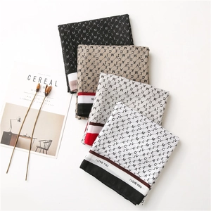 Lot de quatre foulards en satin stylés avec motifs de lettres élégants en couleurs