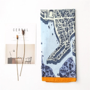 Détail de foulard en soie à motif carte vintage avec bordure orange vif contrastée