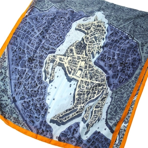Détail d'un foulard en soie imprimé avec motif carte vintage et bords contrastés orange
